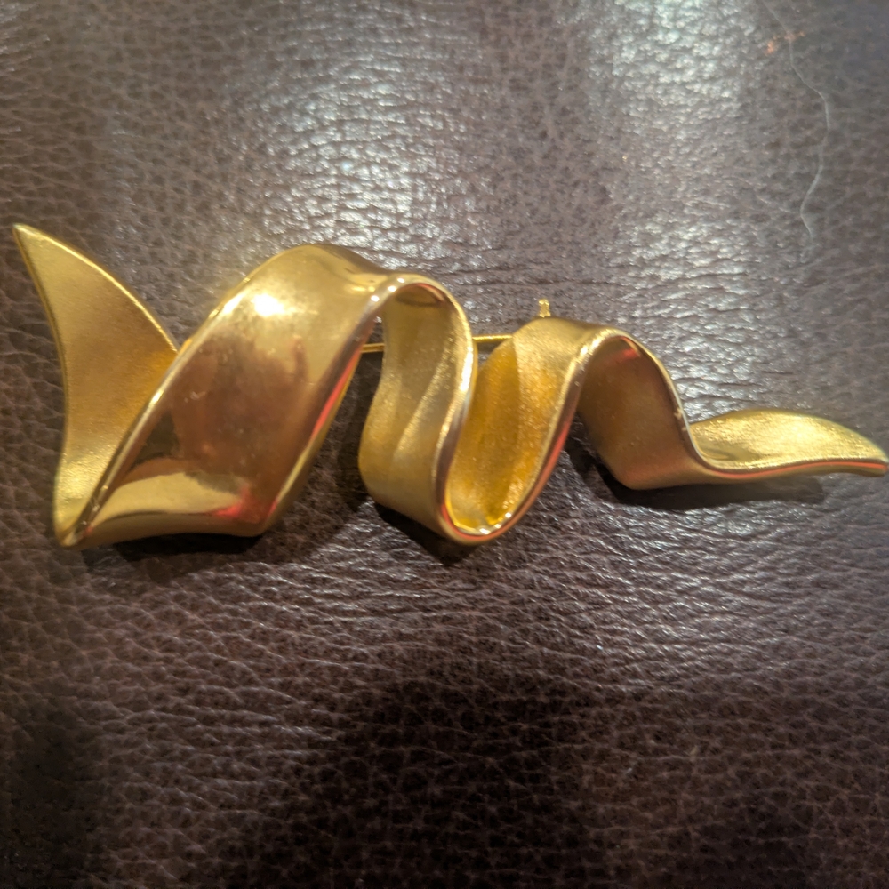 Vintage Signed M. J. ENT Gold Tone Ribbon Brooch Vintage.1980 s